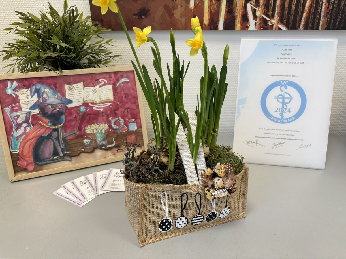 jolandacares's tweet photo. Spring is in the air! 🙌🏻
Vrijdag vergeten dit cadeautje mee te nemen naar huis, was nog helemaal in knop. Kom je maandagochtend op je werk….tadaaaa 🤗
Als dit een voorbode is van het ontluiken en ontwaken van nog meer…..bring it on! 
Fijne week allemaal! 🌤️🍀 https://t.co/lEoDsaFMIv