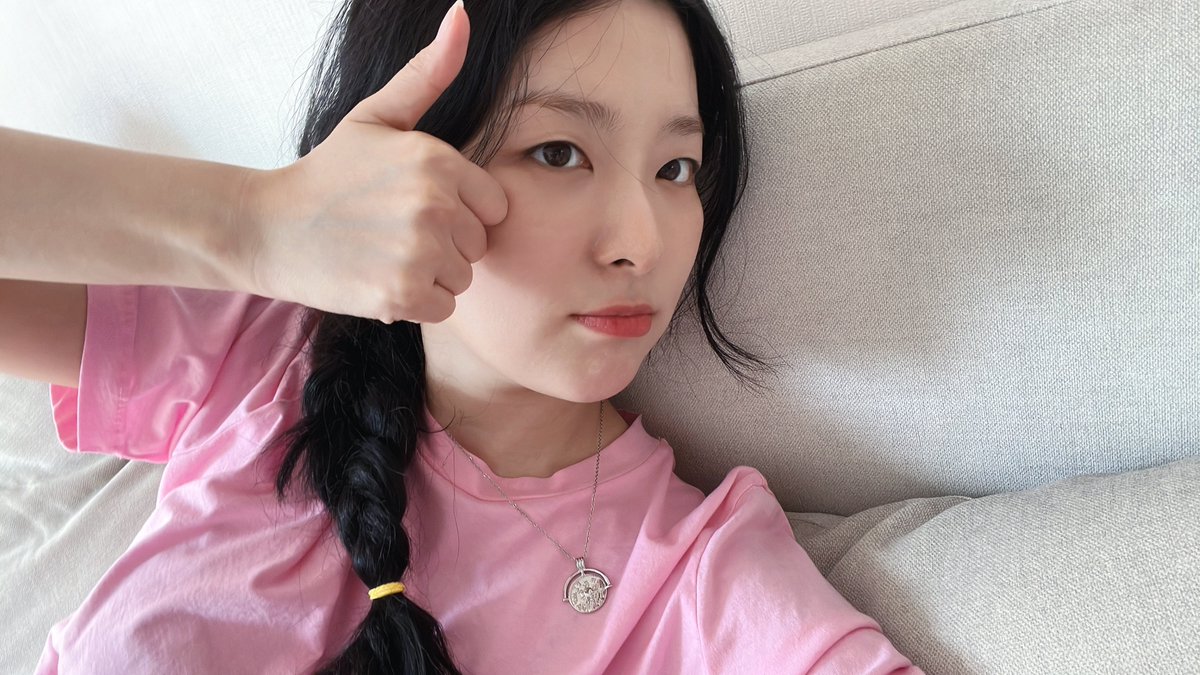 ข้อความที่ซึลกิเคยบอกกับแฟนๆในวันทำงาน♡

"คุณที่ควรได้รับการยกนิ้วจากซึลกิ
ฉันขอให้วันของคุณเต็มไปด้วยสิ่งที่ดีๆนะคะ"