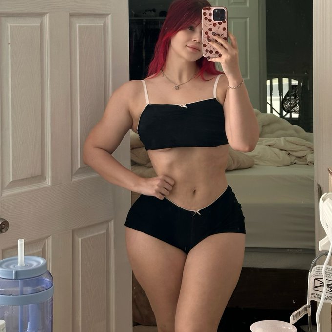 Watch Jenn's leaked NSFW photo on TwXstars