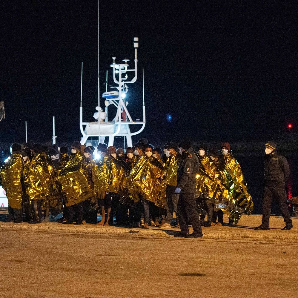 A fishing boat with 350-400 people on board arrived in #Pozzallo escorted by the Coast Guard

#humanrights #RescueHumanity #NoBorders #Migration #searescueisnotacrime #refugees #Mediterranean