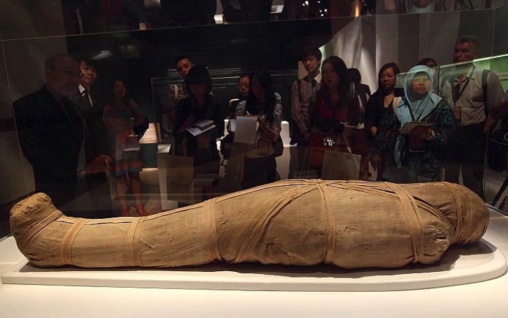 mariobianchi18's tweet photo. Il #18marzo 1989 durante gli scavi nella Piramide di #Cheope è rinvenuta una mummia di 4400 anni, la più vecchia scoperta in Egitto, oggi al British Museum. La costruzione, ancor ricca di misteri, iniziò nel 2800 a.C. e per 4000 anni fu la struttura artificiale più alta al mondo. https://t.co/fnY5WC8Dj9