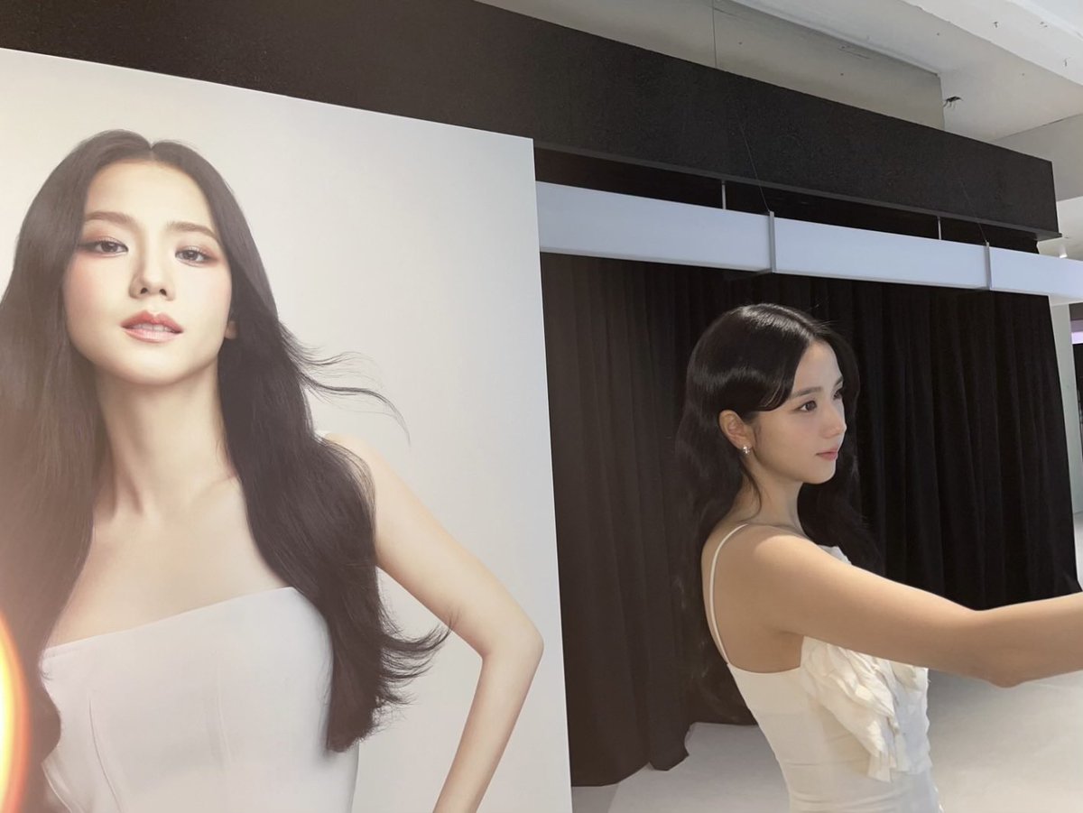 NEWSJISOO's tweet photo. #JISOO 🫧 update. https://t.co/b522mk5TCa
