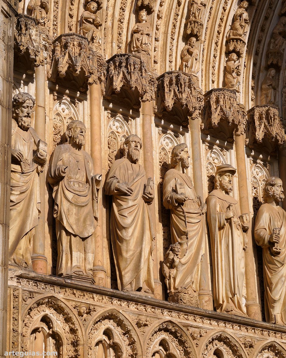 Pocas cosas hay tan impactantes en la fotografía de motivos medievales como una portada gótica iluminada por el sol. En este caso, la imagen es un apostolado de una de las portadas de la Catedral de #Toledo arteguias.com/catedral/toled… #catedral #arte #artegotico #viaje #turismo