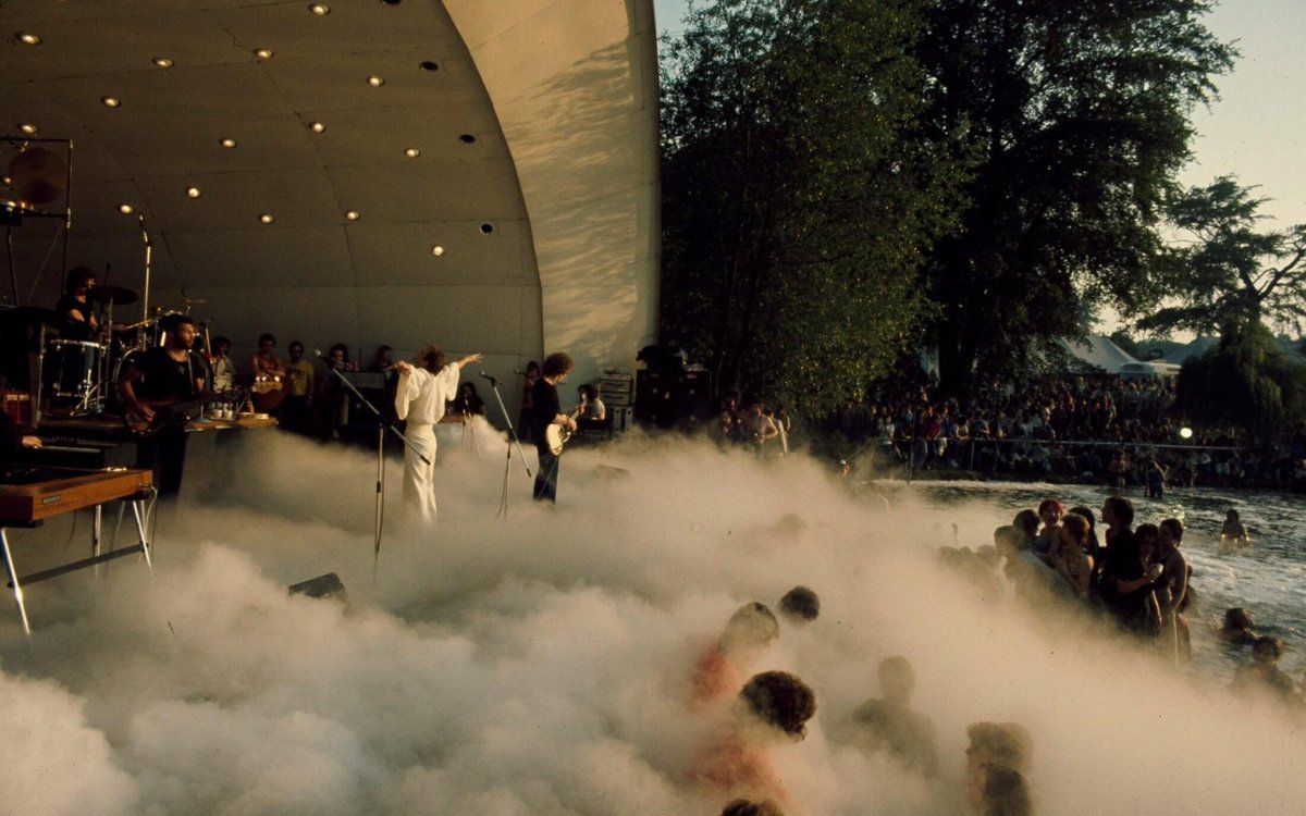 Farewell to Steve Harley, the Cockney Rebel rouser. Here he is at the 1975 Crystal Palace Garden Party on a scorching hot day at the Bowl. With quad sound, theatrics, dry ice, (faulty) underwater fireworks, and many of the audience in the lake! Made us smile. 📷 Michael Putland