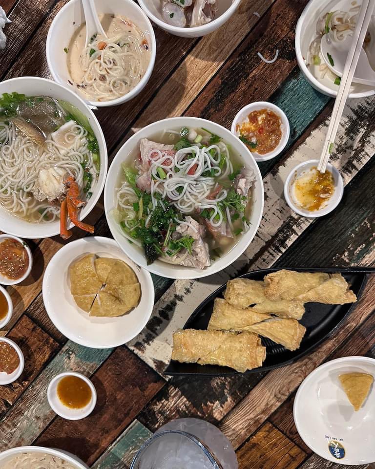 freakinglovit's tweet photo. 180324  | Mile Phakphum ✨✨💚

—— Part 1 
( #MileFB ) ( #flowwithmpinsta)

Caption: 

,,, Very Warm Welcome &amp; Nice Food In A Day In Malaysia… ,,,

Very Sweet💚

🔗 https://t.co/eA7qfdZmgN

—————
#MilePhakphum ㋛ x  @milephakphum ツ
#GreenyRose  ㋛ https://t.co/TS6BSPEZWz