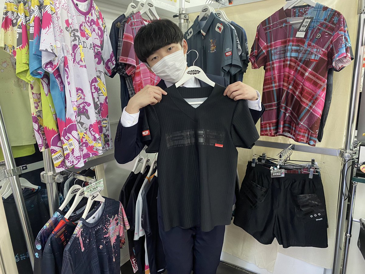 karahashitakkyu's tweet photo. スタッフの永安です！

本日はPANDANI様の展示会をご紹介します！

どれもこれもこだわりの一品・・・

２枚目の僕が持っておりますBlack Watchユニフォームは縫い目が施されておらず、３枚目の白いPANDANI刺繍のラケットケースは手縫いで刺繍をしており、一つ一つの商品に対する想いを感じました！！ https://t.co/X4ykdcIkNT
