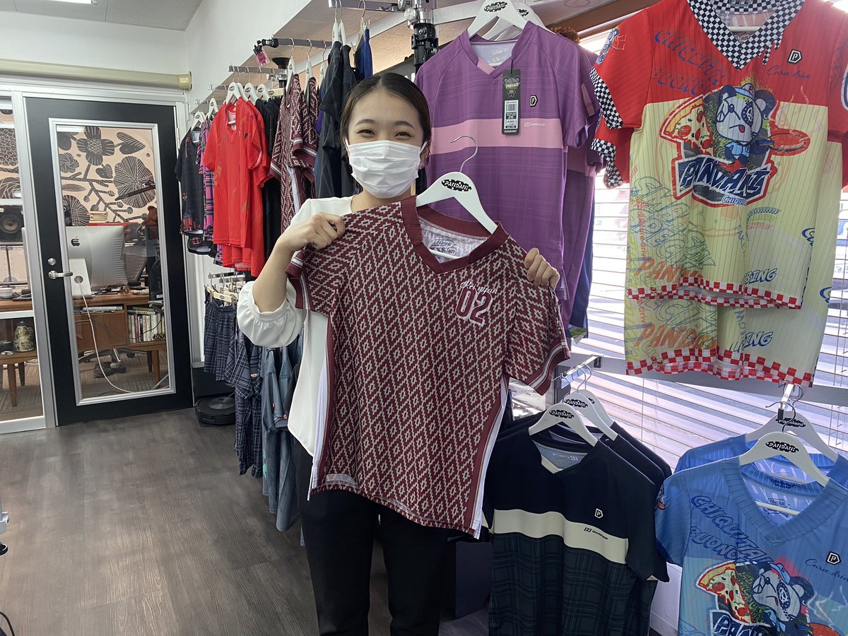 karahashitakkyu's tweet photo. スタッフの永安です！

本日はPANDANI様の展示会をご紹介します！

どれもこれもこだわりの一品・・・

２枚目の僕が持っておりますBlack Watchユニフォームは縫い目が施されておらず、３枚目の白いPANDANI刺繍のラケットケースは手縫いで刺繍をしており、一つ一つの商品に対する想いを感じました！！ https://t.co/X4ykdcIkNT