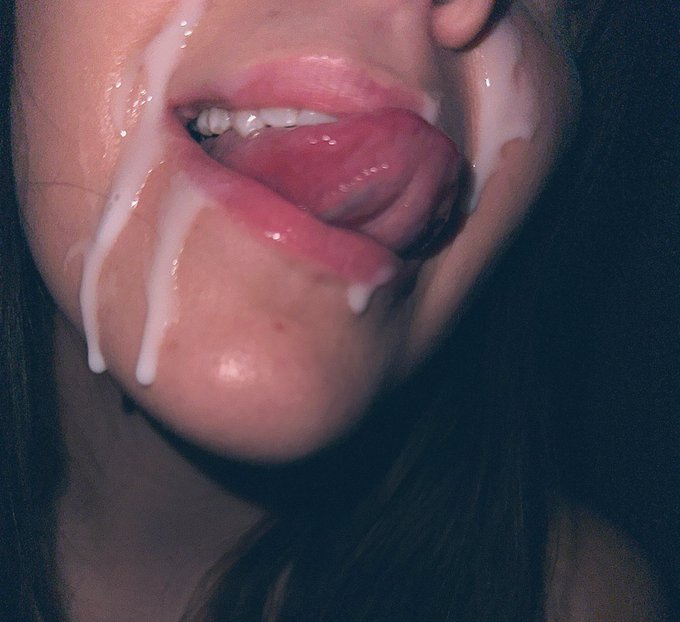 Who&rsquo;s awake?! 😴🥱❤️ https://t.co/qgI06mC0AY