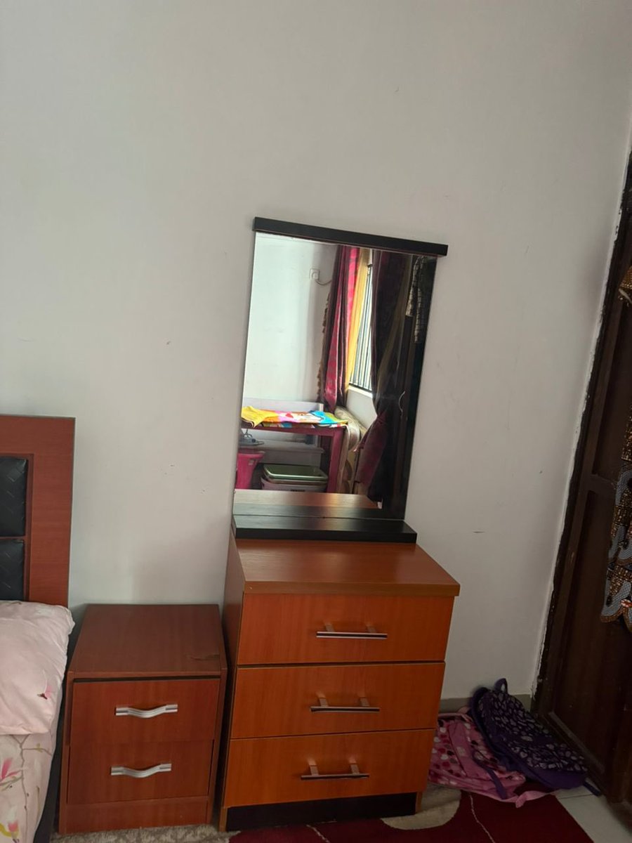 declutterabuja's tweet photo. Item Description: 6x6 Bedframe and mattress with 2 side stools and dressing mirror 
Price: 180k
Location: Abuja
Condition: Neatly used
Reason for sale: Upgrade
Defect: a small crack a side drawer 

#AbujaTwitterCommunity #Abuja Saskay WhatsApp https://t.co/bqiME6wNOX