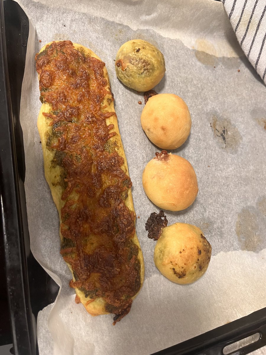 AriUwUCosplay's tweet photo. Update finale che mi sono scordata di postare ieri 😂
spero sia venuta buona 🫰🏻😫
#HomeMade #chocolateBread #Pesto #Yumm #Happy https://t.co/rcaab8atqq