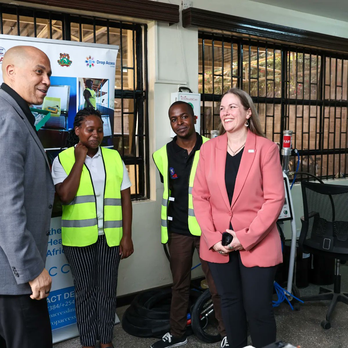 AccessDrop's tweet photo. Exciting visit from @CoryBooker, @USAID, & @YALILeaders_EA! They explored our Vaccibox, an innovative solution for vaccine delivery. Together, we're making a positive impact on global health. 🌍💉 #VaccineDelivery #SocialImpact #CoryBooker #USAID #YALIRLC" https://t.co/UzA1Qu9Or1