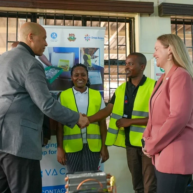 AccessDrop's tweet photo. Exciting visit from @CoryBooker, @USAID, & @YALILeaders_EA! They explored our Vaccibox, an innovative solution for vaccine delivery. Together, we're making a positive impact on global health. 🌍💉 #VaccineDelivery #SocialImpact #CoryBooker #USAID #YALIRLC" https://t.co/UzA1Qu9Or1