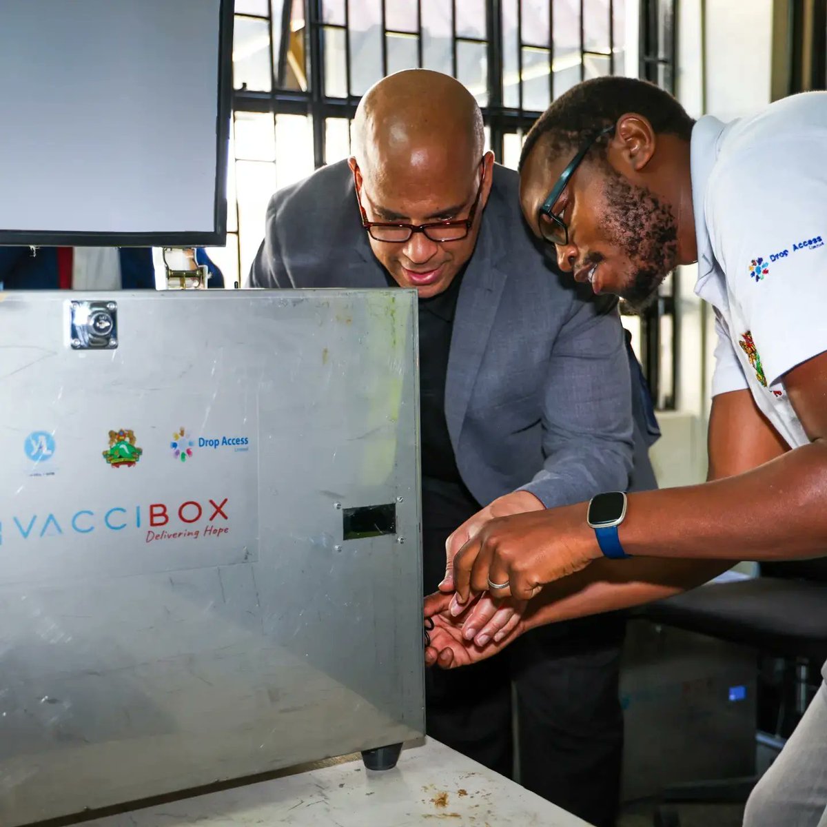 AccessDrop's tweet photo. Exciting visit from @CoryBooker, @USAID, & @YALILeaders_EA! They explored our Vaccibox, an innovative solution for vaccine delivery. Together, we're making a positive impact on global health. 🌍💉 #VaccineDelivery #SocialImpact #CoryBooker #USAID #YALIRLC" https://t.co/UzA1Qu9Or1