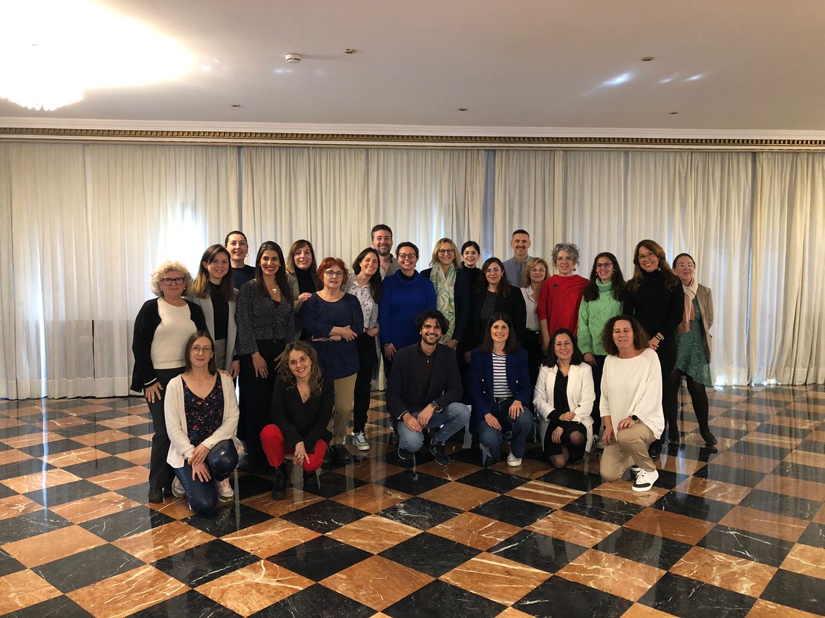 #FelizLunes 📸 Nuestra Área de Evaluación de Tecnologías Sanitarias <a href="/AETSA_/">AETSA</a> clausura su presidencia de #RedETS con la organización del curso sobre el modelo de toma de decisiones compartida y su implementación en la práctica clínica en España