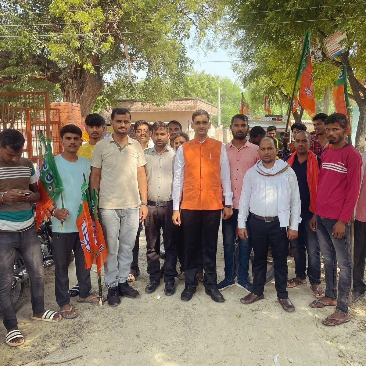 sandeep00577272's tweet photo. अमेठी इतिहास रचनें को है तैयार, दीदी स्मृति को निर्विरोध सांसद चुननें की मुहिम भेटुआ ब्लॉक के सुल्तानपुर ग्रामसभा से शुरू...
जीत की अग्रिम बधाई 💐💐🙏 https://t.co/nheueLBDuV