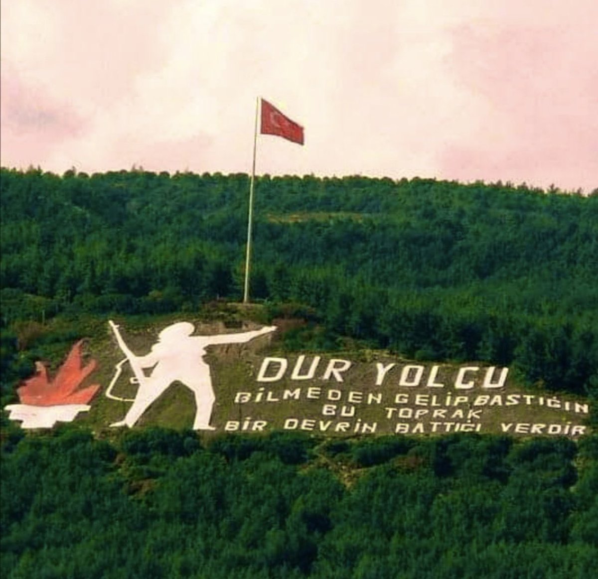 Eğil de Kulak Ver, Bu Sessiz Yığın 
Bir Vatan Kalbinin Attığı Yerdir..
İstiklal Uğrunda ,Namus Yolunda 
Can Veren Mehmed’in Yattığı Yerdir..
#18martcanakkalezaferi 
Rahmet ve Minnetle