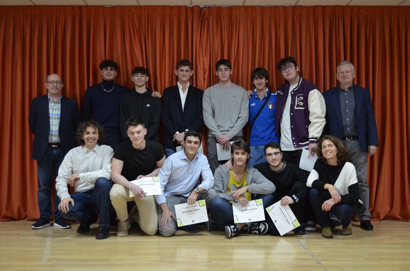 Intensa semana la vivida en nuestro centro la semana pasada: talleres con alumnos de #primaria, nuestra emotiva y preciosa graduación de #FP,  jornadas de orientación y la participación  #2ESO en los English Workshops, sigue el hilo