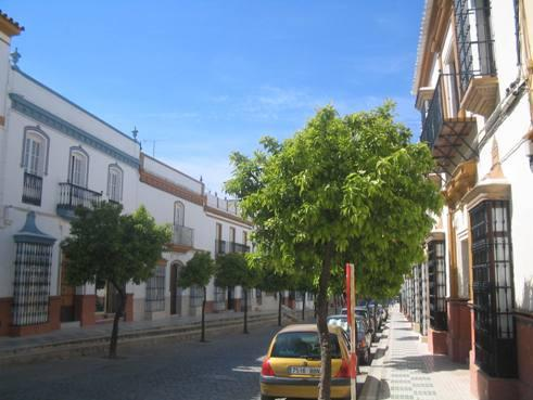 Seguro que ni te imaginas el secreto que esconde el número 8 de la Calle Larga de Paradas (Sevilla), pues nada menos que una réplica de la Alhambra que se levantó el vecino Jose Luis Romero Nuñez con 72 años sin ser arquitecto.

Abro un inesperado hilo andalusí!