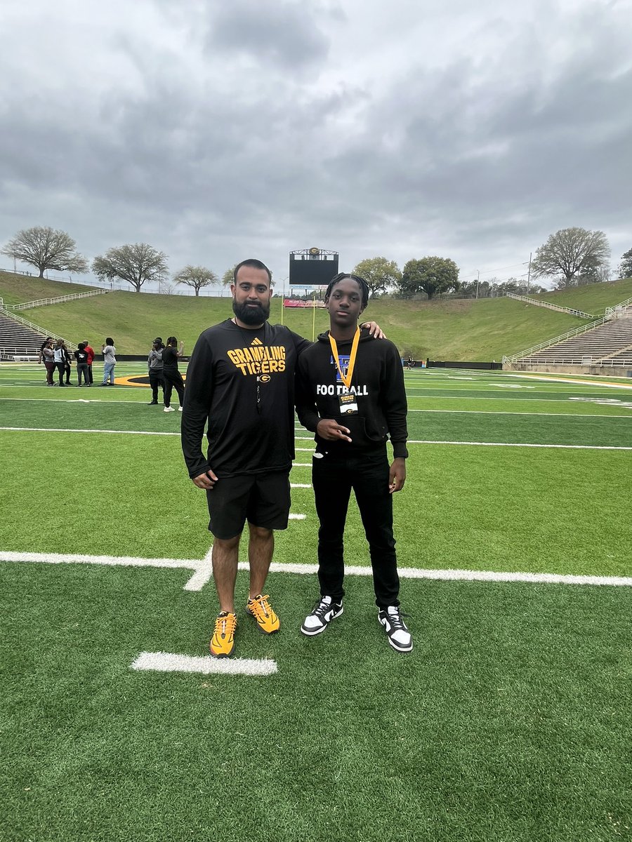 theryanjackson_'s tweet photo. Visited Grambling State University this past weekend and met a lot of inspiring coaches. Looking forward to working with these guys soon. 
#restoretheorder🖤💛🐯 @Coach_AAnand @KrisPeters06 @coachnoahhh @FSU_850 @coach_d_adams @tlchfootball https://t.co/CENuYrYhwY