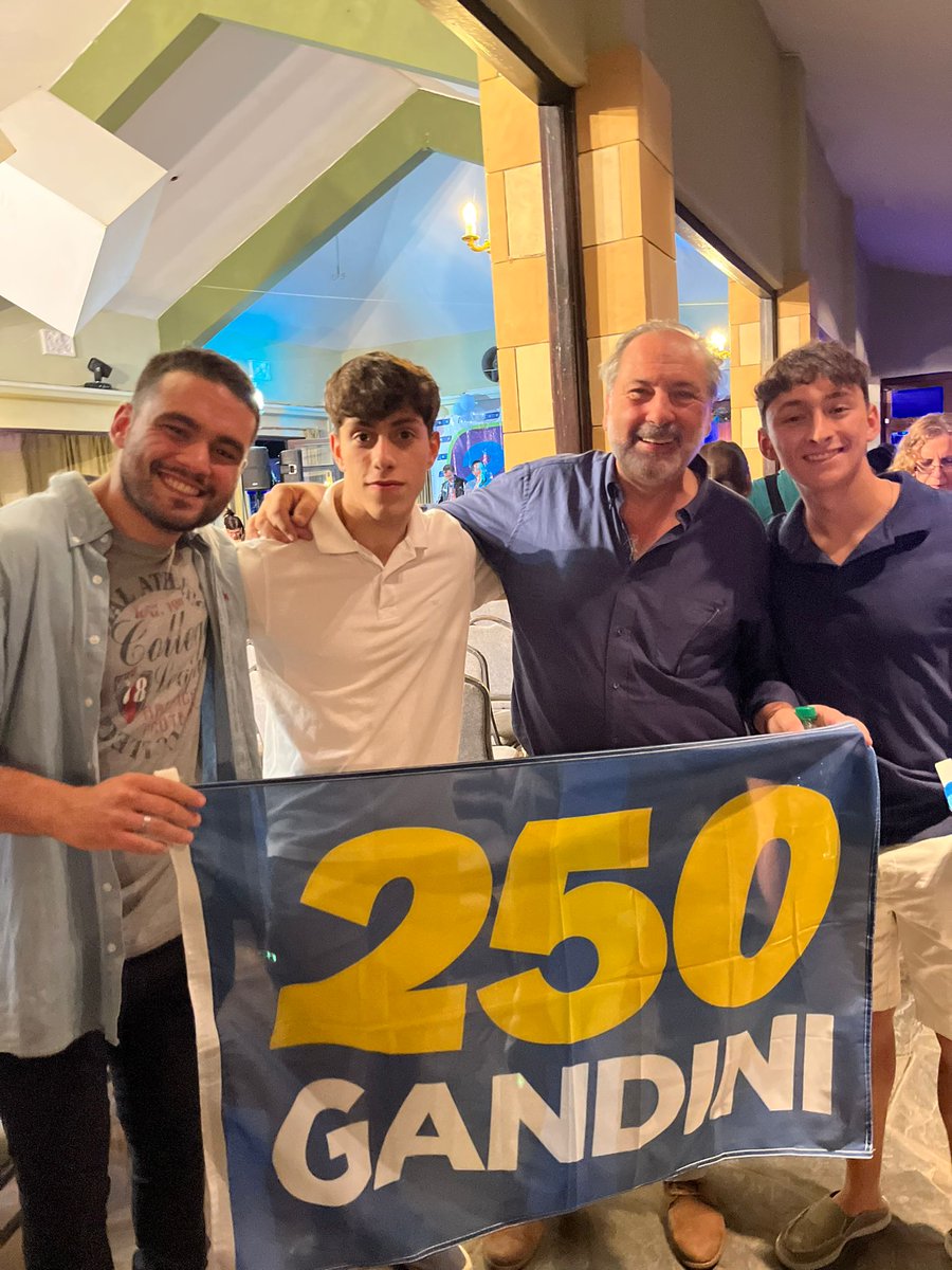 porlacosta350's tweet photo. Hoy los Jóvenes de Ciudad de la Costa estuvimos presentes en el lanzamiento de campaña de @JRadiccioni
Además ya que estábamos aprovechamos para hacernos notar.
#GandiniPresidente #GandiniPorLaPatria #Lista2050 https://t.co/coJOoHmDUb