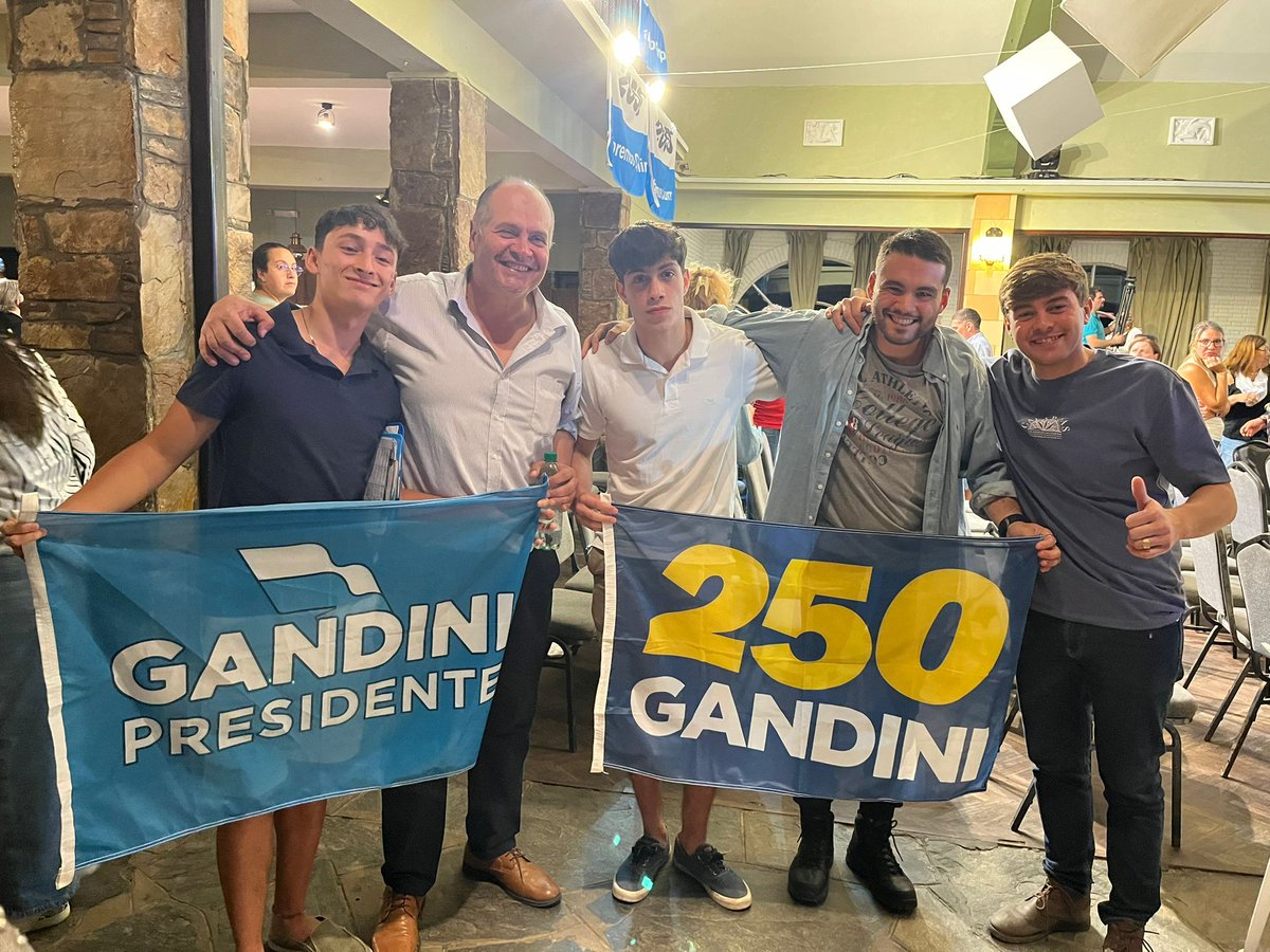 porlacosta350's tweet photo. Hoy los Jóvenes de Ciudad de la Costa estuvimos presentes en el lanzamiento de campaña de @JRadiccioni
Además ya que estábamos aprovechamos para hacernos notar.
#GandiniPresidente #GandiniPorLaPatria #Lista2050 https://t.co/coJOoHmDUb