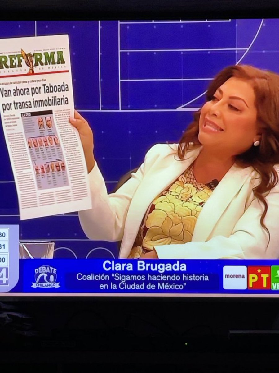 epigmenioibarra's tweet photo. “Van ahora por Taboada por transa inmobiliaria” dice Reforma y @ClaraBrugadaM se lo muestra al capo del cártel inmobiliario del PAN. De eso no dice nada ese hombre que solo de negocios habla…

#ConClaraGanamos https://t.co/jmGZCX3psn