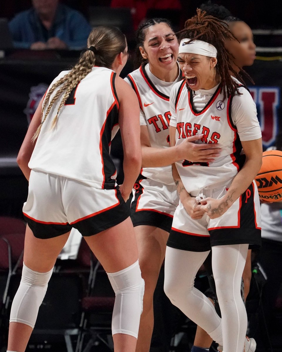 Pacific_Hoops's tweet photo. NOT DONE YET‼️🏀💃

For the first time since 2019, we are back in the @WomensNIT.

#PacificProud https://t.co/jmPF1C9GHe