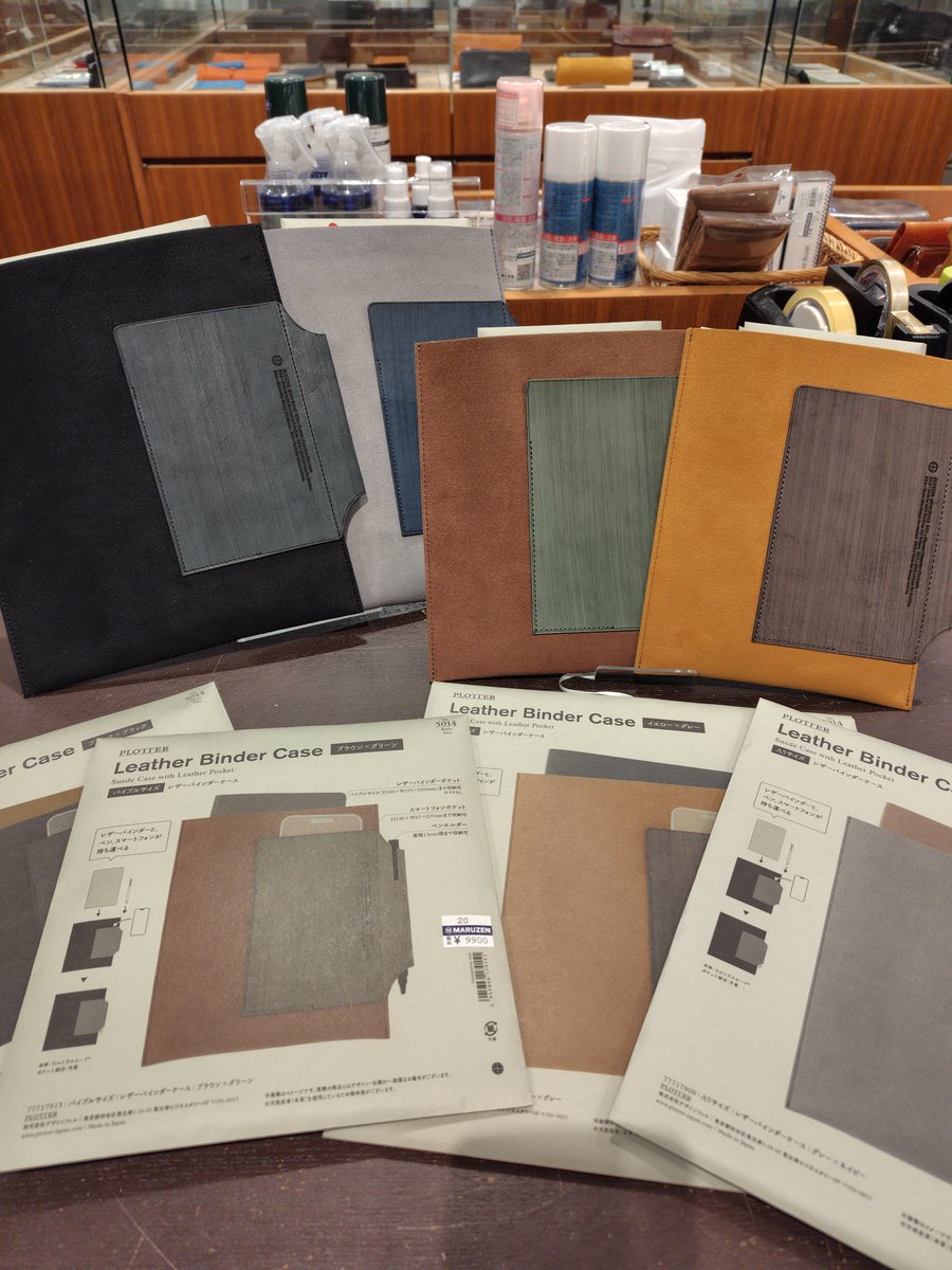 maruzen_maruhon's tweet image. 【４階文具】#PLOTTER シリーズの新商品レザーバインダーケースが入荷しております。バイブル￥9,900（税込）とA5￥12,100（税込）の２サイズ・４色です。
手帳と共にペンやスマホを一緒に持ち運べるすぐれものです。この機会に是非お買い求めくださいませ。