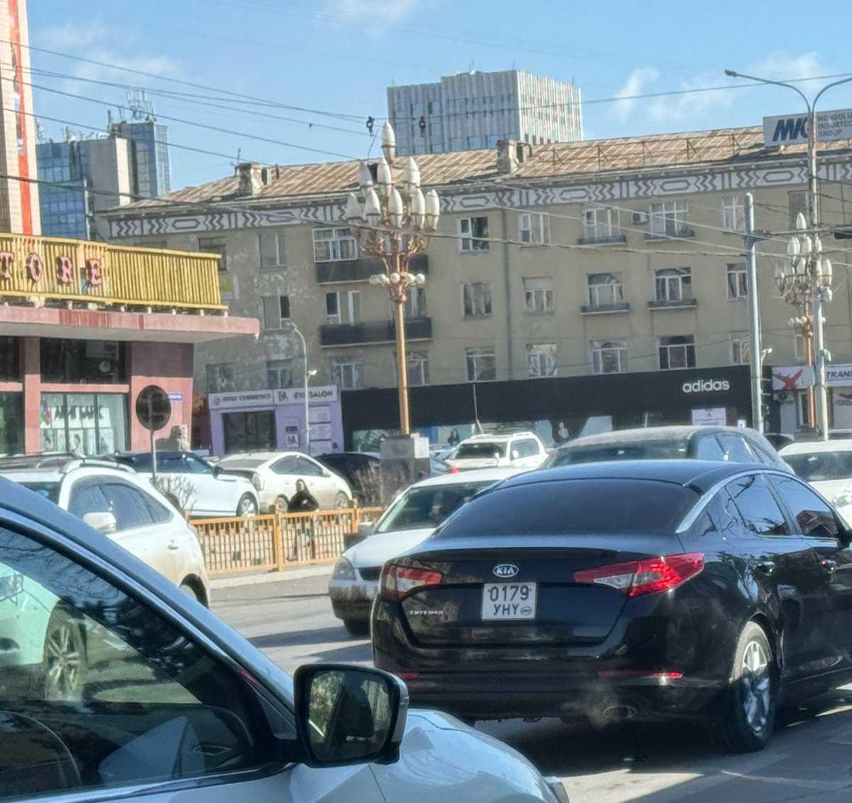 TsogtgerelB's tweet photo. Хууль зөрчигч 0179УНҮ явж байна‼️‼️‼️

🟦🟦🟦🟦🚙🚙🚙🚙 цэнхэр дугаар яасан бэ⁉️⁉️⁉️ Яагаад хууль биелүүлэхгүй байна⁉️⁉️⁉️

Ажлаас халах үндэслэл болно‼️‼️‼️ https://t.co/ZRxJ6CNOAM