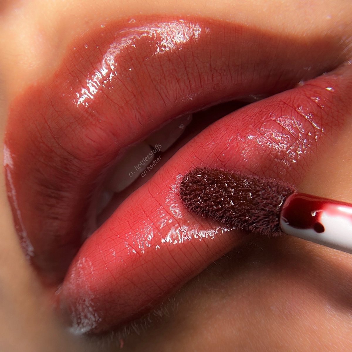 hotdeestuffs's tweet image. Produk terbarunya Raecca CANTIK BGT. Ini Lip gloss…. mereka tau aja aku lagi seneng pake yg glossy-glossy dan shade yg ini warnaku bgt. Bikin bibir super plumpy 🥹

ada yang udah cobain? 👀