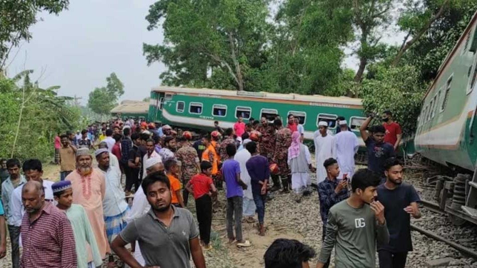 ১৪ ঘণ্টা পর ঢাকা-চট্টগ্রাম রেল চলাচল স্বাভাবিক