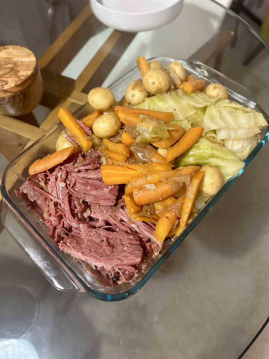 cat4catherine's tweet image. My bestie’s Italian/Lebanese hubby made us a traditional Irish meal tn 😂☘️🥰 #thanksRay #greatjobbabe