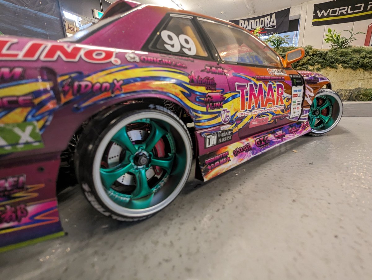 tasogarage_EP3's tweet photo. オーバードーズのKF塗装して装着！！！
激渋！めちゃめちゃかっこいい！🤤
#overdose #ラジコン #ラジドリ #rerHybrid https://t.co/K6z85y4zuY