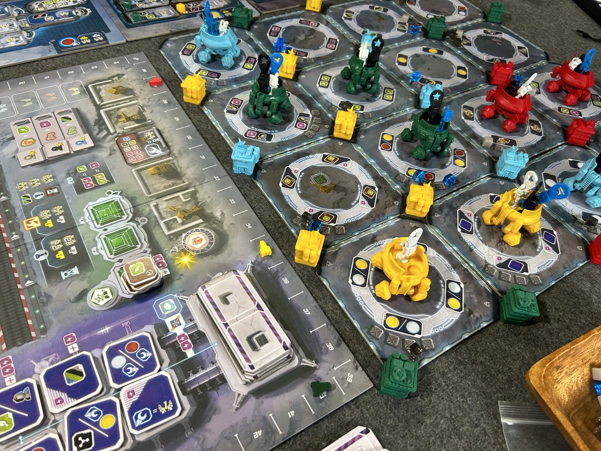 kunosuke11's tweet photo. 昨日はいつもの会From the MoonとCapital Campaignの2戦。どちらもリソースマネジメントゲームでとっても面白かった。勝てなかったけど、やりたいことをやり切ったので納得。月のやつは研究所ゼロプレイは無謀なだったかも
#ボードゲーム
#FromtheMoon
#CapitalCampaign https://t.co/PBdSga5QxS