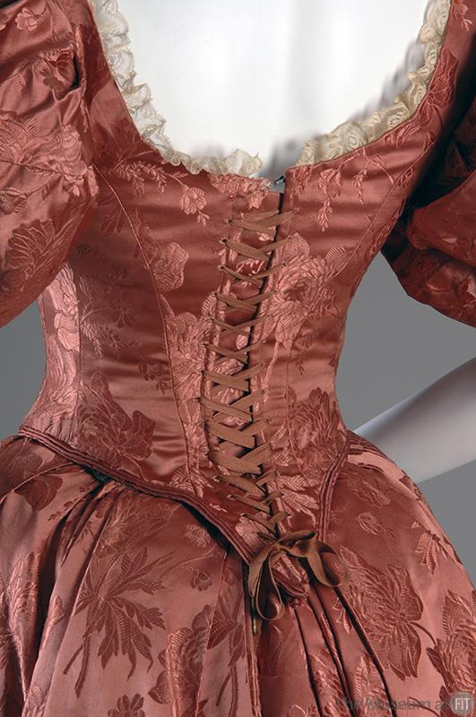 English.
Joseph Johnson.

Evening Dress, 1895.

silk satin &amp; lace.
18 inch waist 😮

©️ <a href="/FIT/">FIT</a> 
#FashionHistory