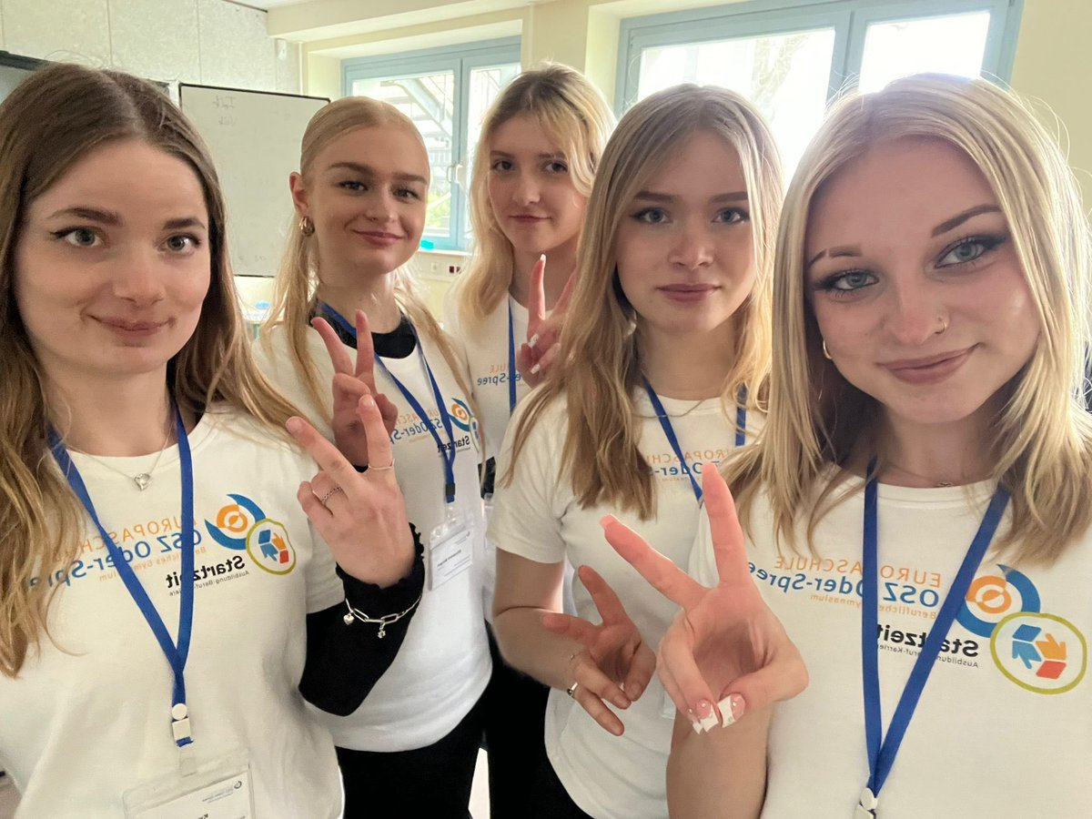 Roman and Fritz (@romanandfritz1) on Twitter photo Die größte Ausbildung und Karrieremesse im Land Brandenburg hat mal wieder geliefert. Mehr als 4000 Besucher auf dem OSZ Oder-Spree Campus in Fürstenwalde. Gemacht von jungen Leuten - für junge Leute. <a href="/MBJSBrandenburg/">MBJS Brandenburg</a> <a href="/JobsBrandenburg/">Fachkräfteportal Brandenburg</a> <a href="/joergstb/">Jörg Steinbach @joergstb.bsky.social</a> <a href="/dpjw_pnwm/">DPJW</a> Die größte Ausbildung und Karrieremesse im Land Brandenburg hat mal wieder geliefert. Mehr als 4000 Besucher auf dem OSZ Oder-Spree Campus in Fürstenwalde. Gemacht von jungen Leuten - für junge Leute. <a href="/MBJSBrandenburg/">MBJS Brandenburg</a> <a href="/JobsBrandenburg/">Fachkräfteportal Brandenburg</a> <a href="/joergstb/">Jörg Steinbach @joergstb.bsky.social</a> <a href="/dpjw_pnwm/">DPJW</a>