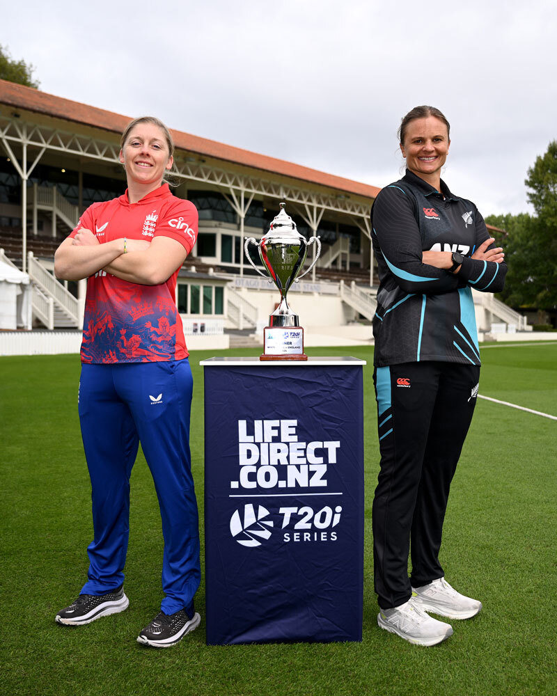 Opposing captains Suzie Bates and Heather Knight all smiles ahead of the first #NZvENG T20I in Dunedin on Tuesday 🤩