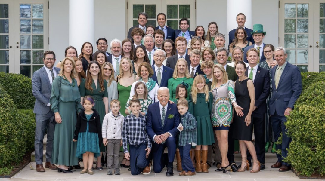 🚨 #BREAKINGNEWS The Kennedy Family had what they called a mini family gathering at the White House minus Robert F Kennedy Jr. The Kennedy Family has endorsed not a family member but President Biden is all you need to know about Robert. 🚨