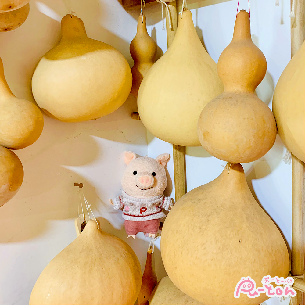 Coco33 瓢箪盛絵隅切膳 切り絵バッジ 淡い色彩で色付けされた、鮮やかな動物たちのバッジ