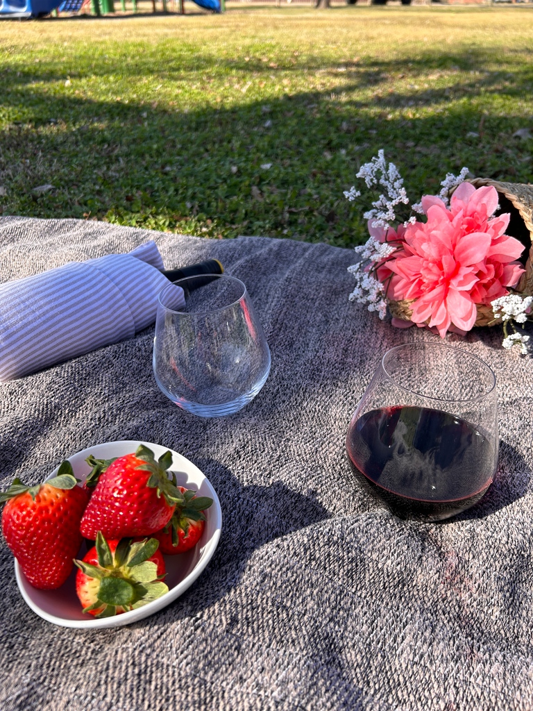 redvanillahome's tweet image. Raise a glass to David Shaw Designs, the brand that's all about celebrating good times with loved ones! With the Amoroso Stemless Wine Glass, you'll bring a touch of European elegance to your next dinner party or cozy night in.

shorturl.at/cxDT9

#Stemless #StemlessWine