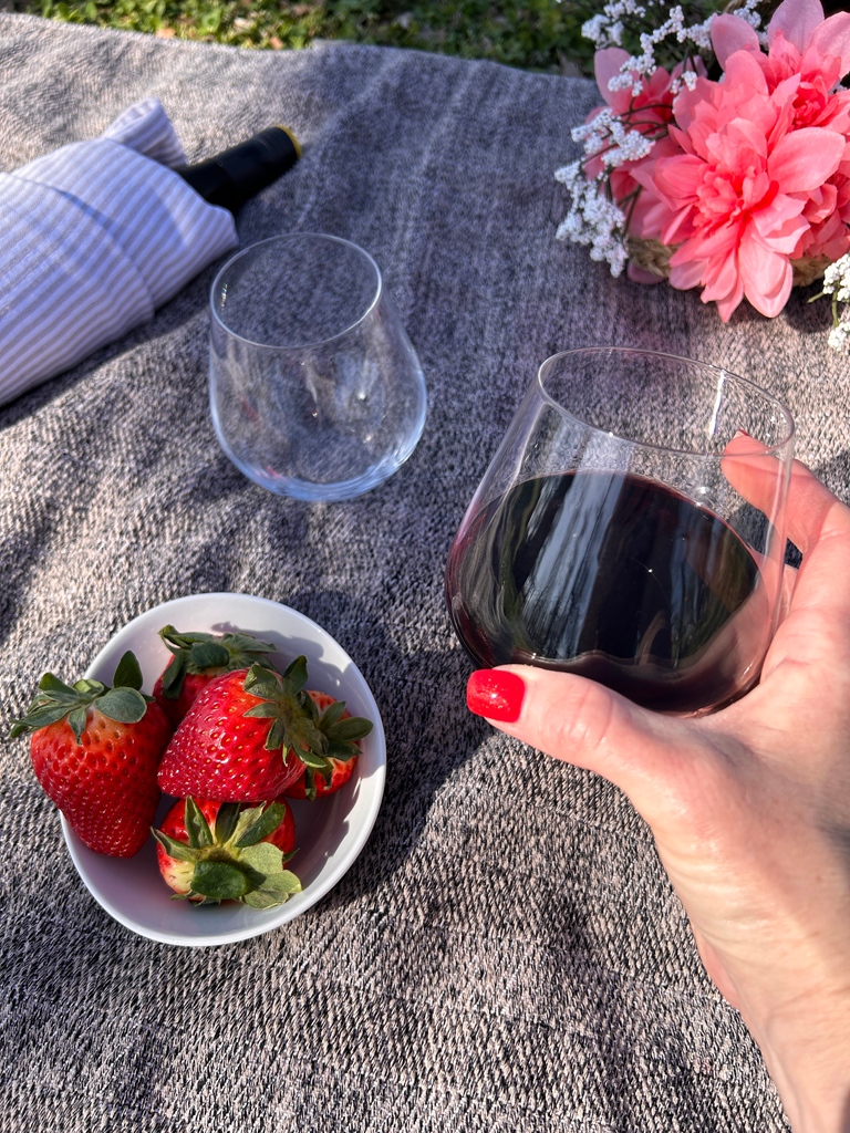 redvanillahome's tweet image. Raise a glass to David Shaw Designs, the brand that's all about celebrating good times with loved ones! With the Amoroso Stemless Wine Glass, you'll bring a touch of European elegance to your next dinner party or cozy night in.

shorturl.at/cxDT9

#Stemless #StemlessWine
