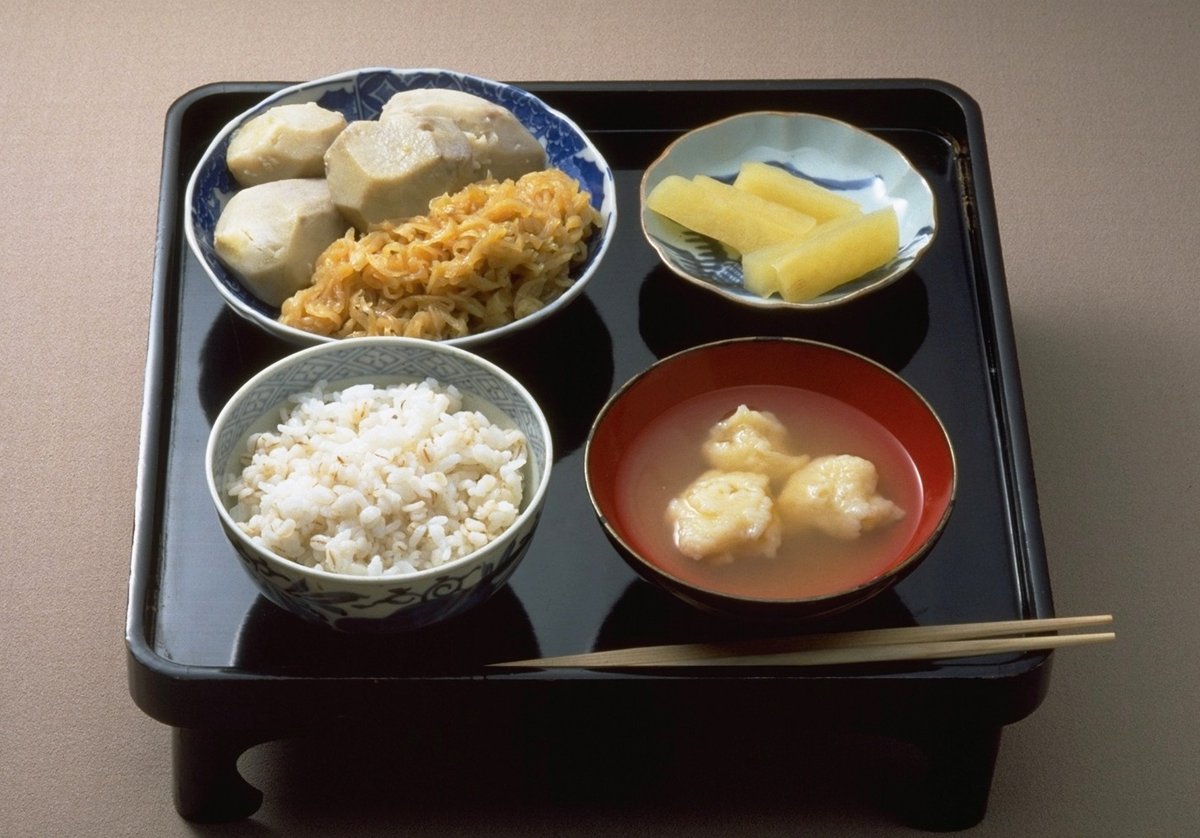 春の昼飯 冬の間につくっておいたせん切り（切干し大根）が便利である。朝の出かけに水につけておくとすぐに煮え、忙しいときにとても助かる。だんご入り味噌汁は、煮あがった味噌汁の中へ、水で溶いた小麦粉を落としていく。 『聞き書 奈良の食事』奈良盆地の食より knowchi.jp/archives/4748 #農文協