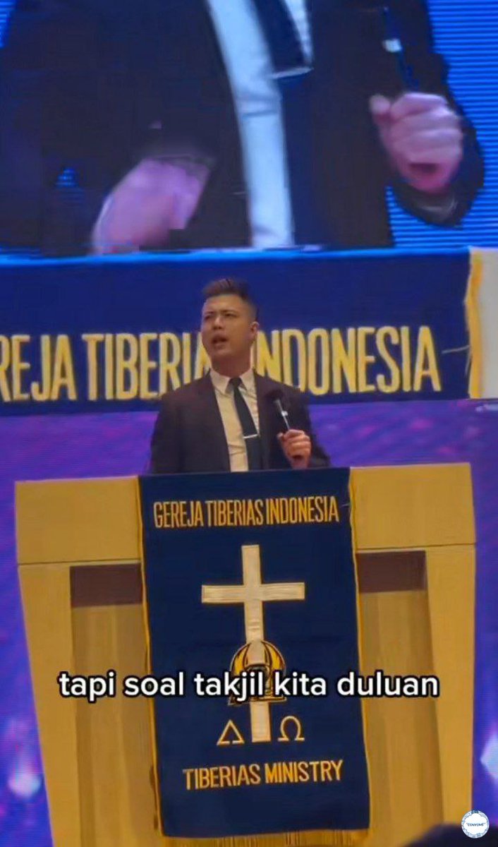 folkareamedia's tweet photo. Woy kalian harus liat ini, pendetanya lucu banget tolong 😭 aaaaa Indonesia indah dan damai banget alhamdulilah 💙 https://t.co/eM36CJuJid