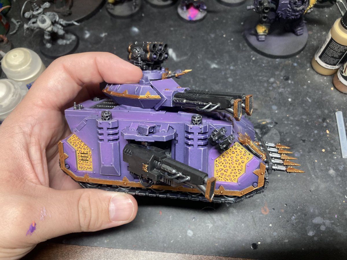 Started to get into tidying half finished projects from forever ago today. Here’s a predator for my emperors children army! #warhammer40000