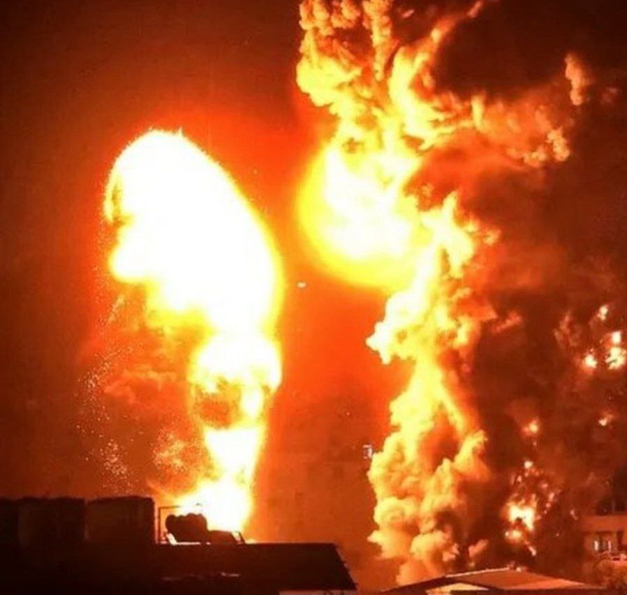 angeloinchina's tweet photo. 🇵🇸 🤬 BREAKING: Zionist air raids on Al-Shifa Hospital from warplanes and drones have left the complex almost entirely ablaze. 🇵🇸 🤬 https://t.co/pux1GAZeJL