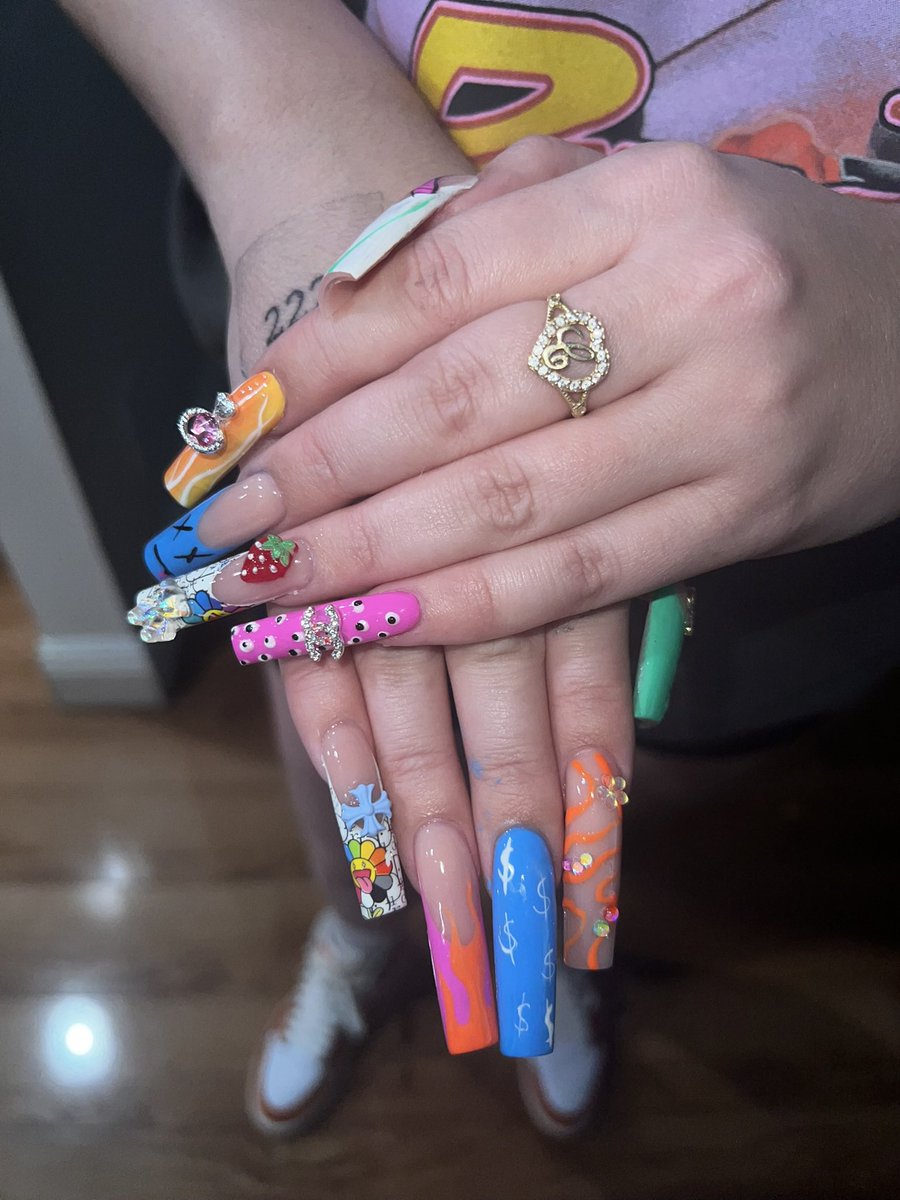 Sneaker_Barb's tweet photo. Idk how I want my nails next 😩 https://t.co/fY1qROUIQv