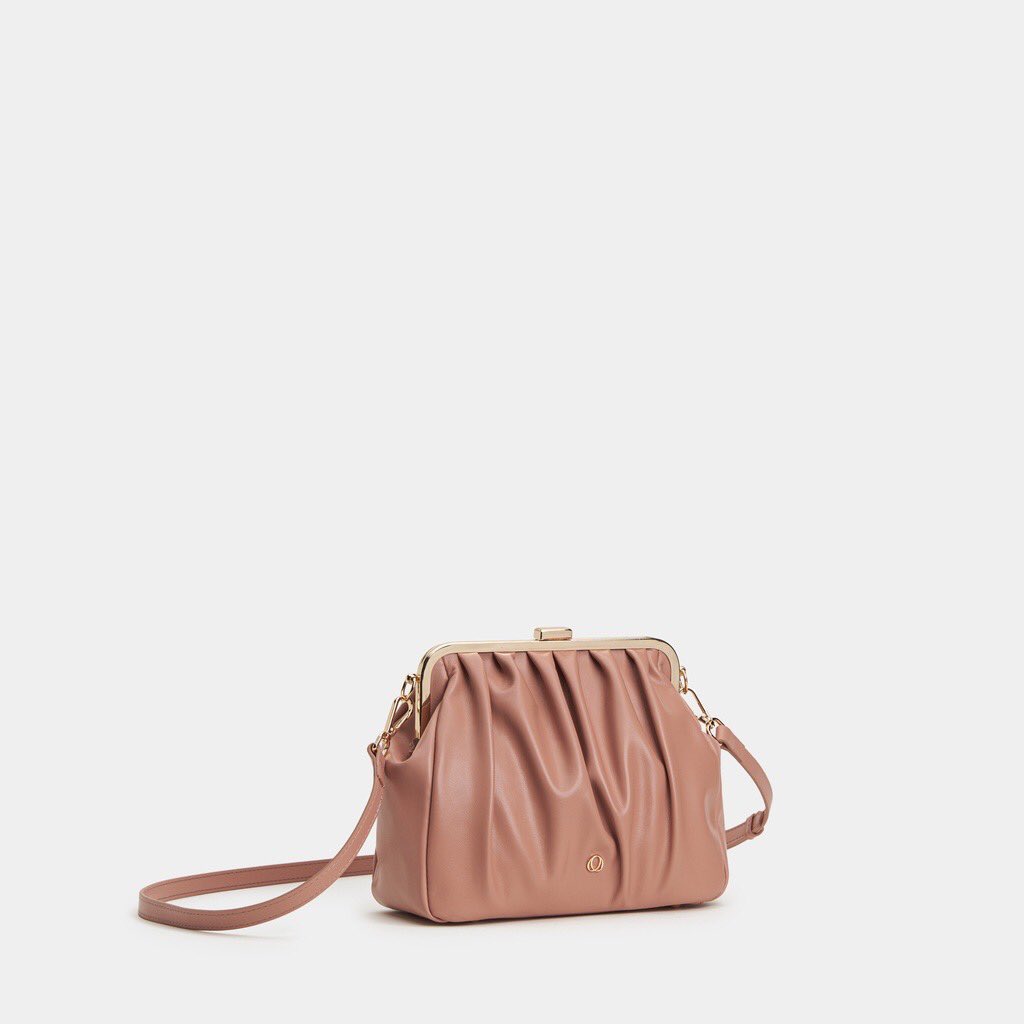 _aniswawa's tweet photo. Sling bag cute sangat sangat yang penting sekarang tengah below RM100 so kena cepat 🫢🫣

🛍️: https://t.co/0T1aalAtOn https://t.co/pv65vkT2fZ
