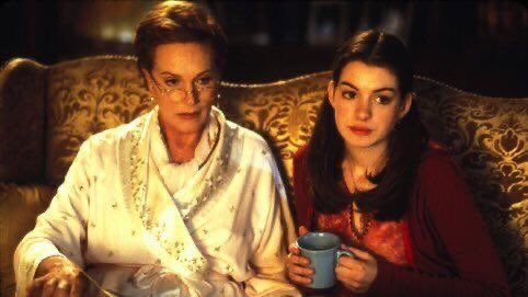 wissegirll's tweet photo. La Reina Clarisse y Mia Thermopólis viendo todo lo que está pasando con Kate Middleton, y todo el drama de la realeza Británica y como eso nunca sucedería en Genovia https://t.co/jnZfkP9m3G
