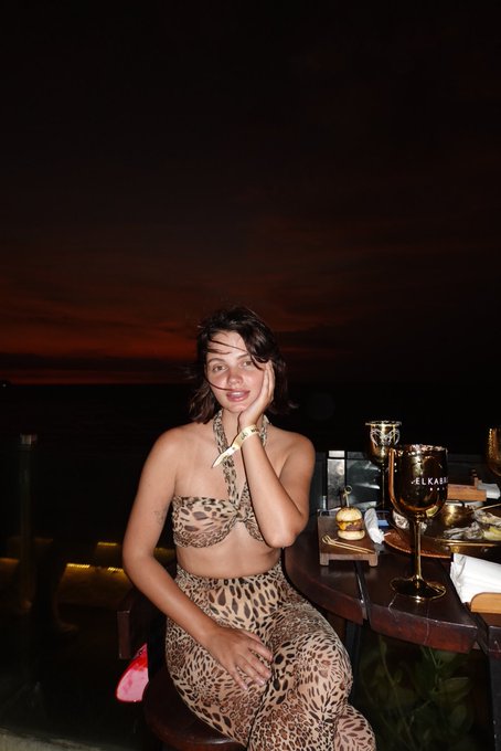 I had amazing  vacation on Bali this time.  🌚  Couple days left before going back home to Gia 🙈 https://t