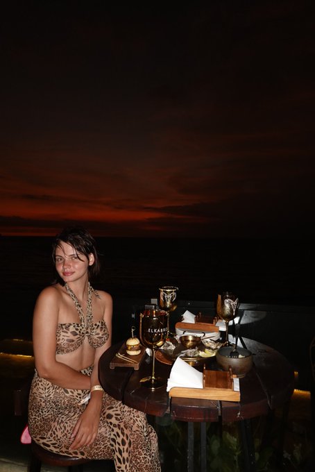 I had amazing  vacation on Bali this time.  🌚  Couple days left before going back home to Gia 🙈 https://t